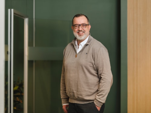 Half body portrait of employee André Mejri